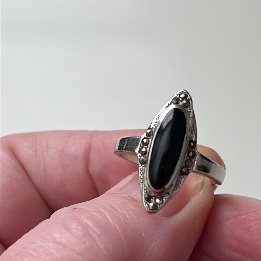 Beautiful Vintage Sterling Silver Onyx Marcasite Ring - Size 7.5